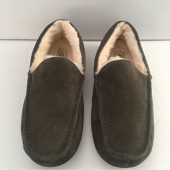 NWOT- UGG SLIPPERS - Picture 6 of 8